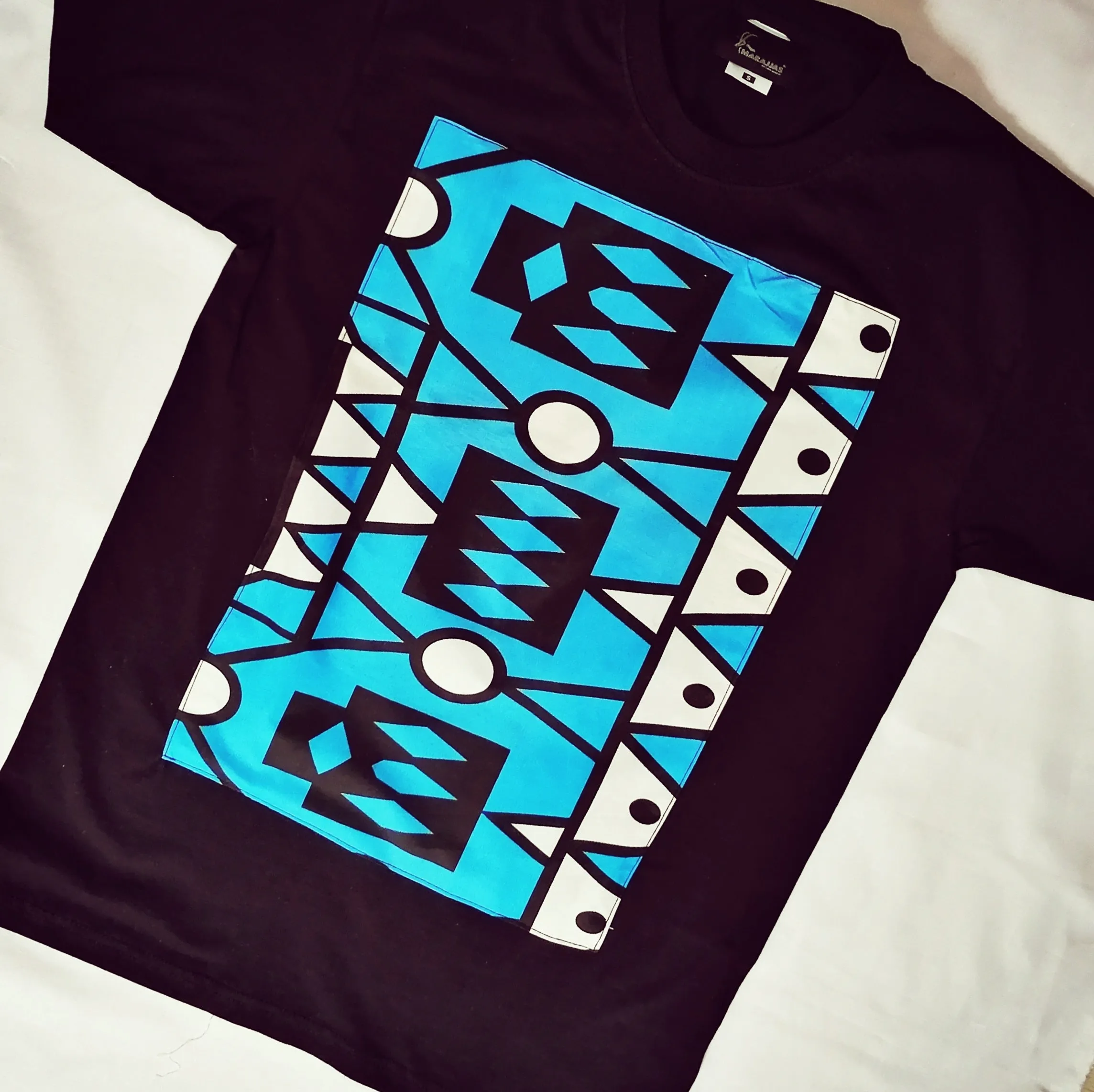 T-shirt in black with blue Samakaka